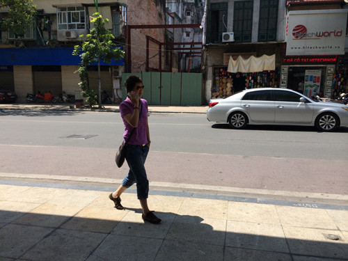 Phong cách "chuẩn man" của Thúy Vinh đã khiến cô bị phát hiện khi đi mua sắm tại trung tâm thương mại đắt đỏ nhất Hà Nội. Phong cách "chuẩn man" của Thúy Vinh đã khiến cô bị phát hiện khi đi mua sắm tại trung tâm thương mại đắt đỏ nhất Hà Nội.