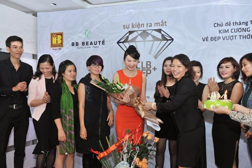 Điều khiến Thanh Mai bất ngờ là trong buổi gặp mặt, sinh hoạt đầu tiên của câu lạc bộ Đẹp +, cô đã được mọi người quan tâm và tổ chức sinh nhật.