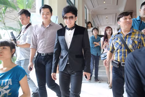 Sau scandal lừa tình, lừa tiền khá ầm ĩ nhưng dường như hình ảnh của Đan Trường không bị xấu đi trong mắt công chúng. Hôm qua (8/10), Đan Trường đã có mặt tại Hà Nội để đảm nhận vị trí Đại sứ thương hiệu cho một dòng điện thoại giá rẻ tại Việt Nam.