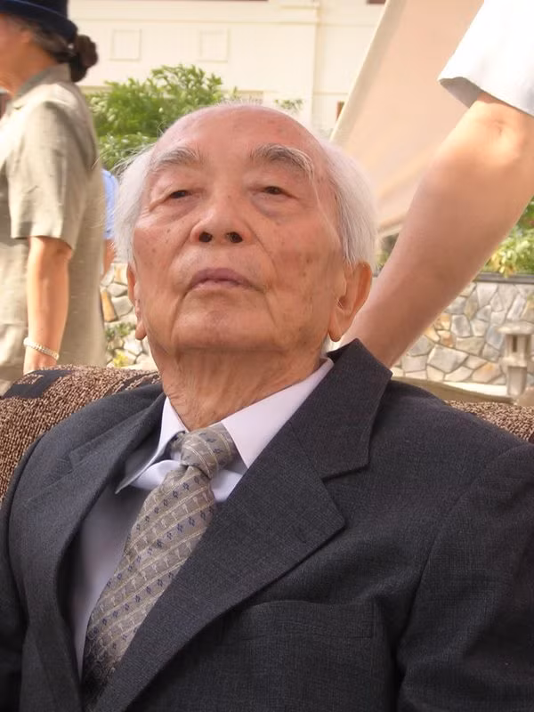 "Ông ngồi im lặng hàng giờ ngắm biển như thế". "Ông ngồi im lặng hàng giờ ngắm biển như thế".