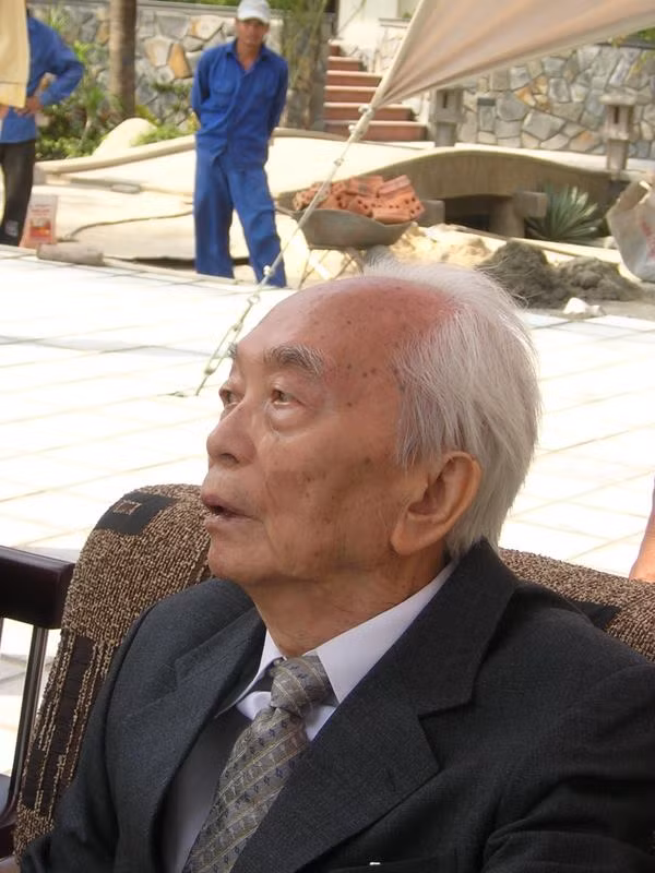 "Từ hướng nhìn này, ông nhìn thấy Hòn La, Vũng Chùa, Đảo Yến ở dưới chân Đèo Ngang". "Từ hướng nhìn này, ông nhìn thấy Hòn La, Vũng Chùa, Đảo Yến ở dưới chân Đèo Ngang".