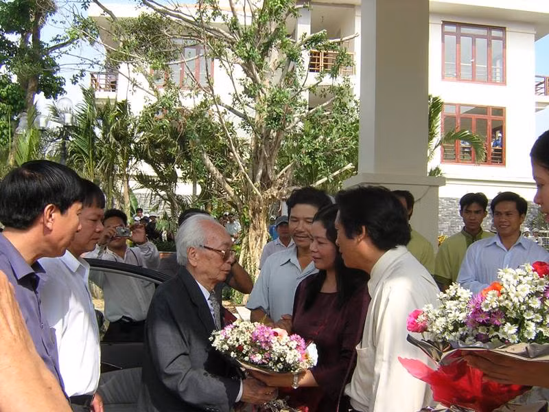 "Vợ chồng anh Võ Minh Hoài và cán bộ, nhân viên khu du lịch đón Đại tướng". "Vợ chồng anh Võ Minh Hoài và cán bộ, nhân viên khu du lịch đón Đại tướng".