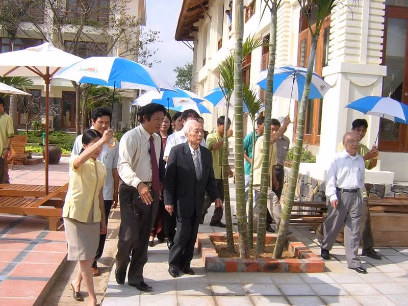 "Ngoài 90 tuổi, những ngày đó Đại tướng vẫn còn bước đi rất khỏe". "Ngoài 90 tuổi, những ngày đó Đại tướng vẫn còn bước đi rất khỏe".
