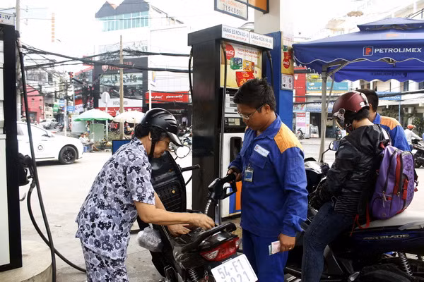 Giá xăng, dầu được điều chỉnh giảm nhẹ. Ảnh: TTXVN.