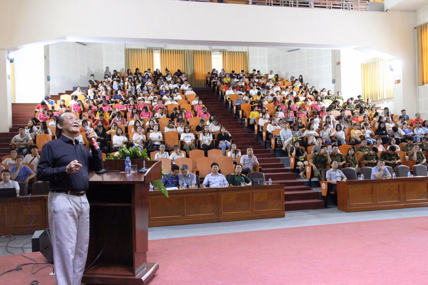 Cả hội trường 14/8 Trường Đại học Sư phạm Hà Nội 2 lắng nghe những thông tin rất bổ ích của Tiến sĩ Trần Công Trục.