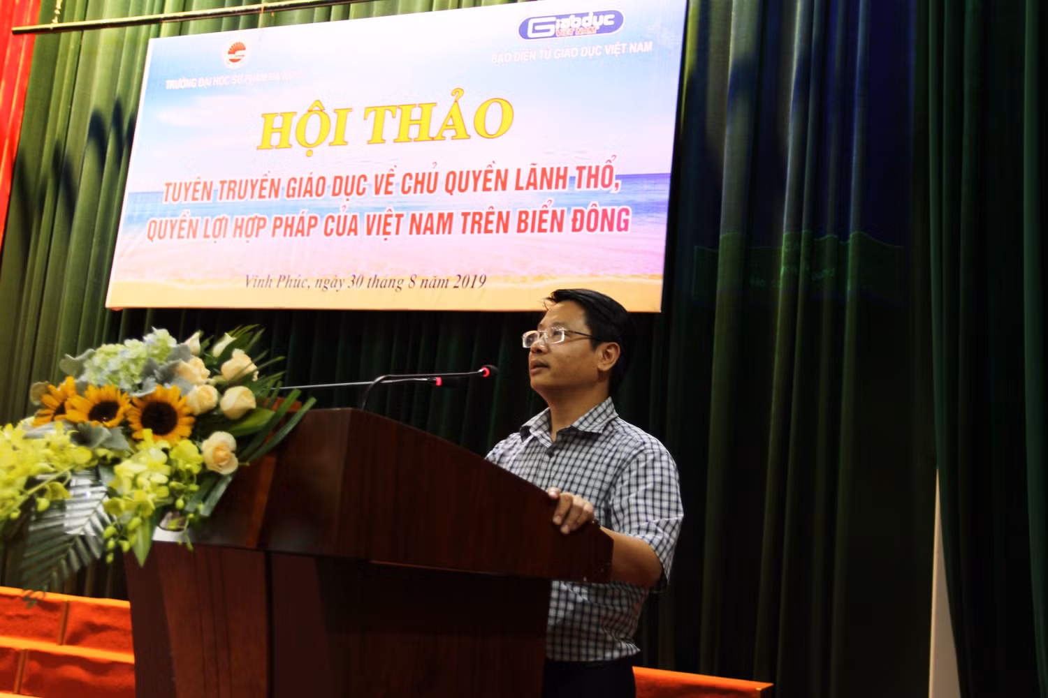 Thầy Nguyễn Văn Dũng, Trưởng ban Tuyên giáo Đảng ủy, Trưởng khoa Lịch sử Trường Đại học Sư phạm Hà Nội 2 cho biết, buổi Hội thảo rất ý nghĩa và hấp dẫn đối với sinh viên, cán bộ, giảng viên nhà trường. Ảnh: Vũ Phương.