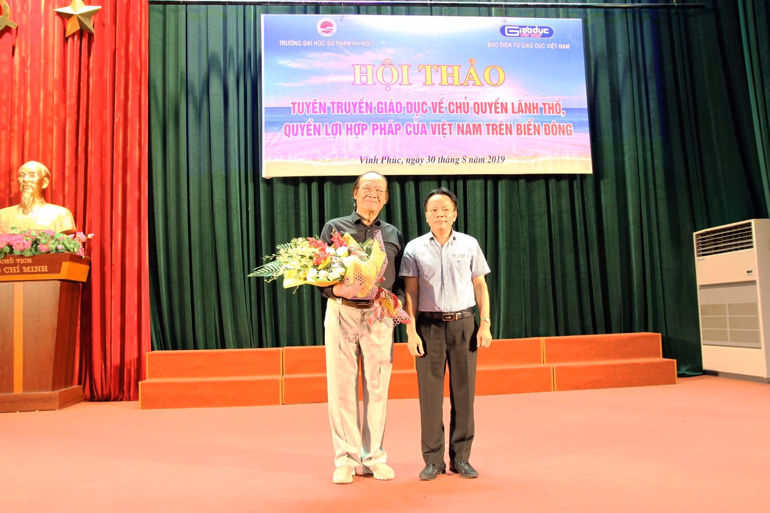 Lãnh đạo Trường Đại học Sư phạm Hà Nội 2 tặng hoa cảm ơn diễn giả Trần Công Trục. Ảnh: Vũ Phương.