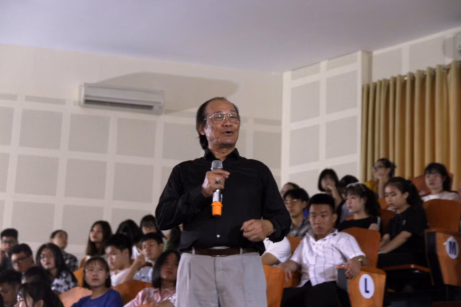 Tiến sĩ Trần Công Trục đến tận nơi các em sinh viên giao lưu, trả lời câu hỏi các em thắc mắc, đặt ra trước vấn đề nóng trên Biển Đông. Ảnh: Vũ Phương.