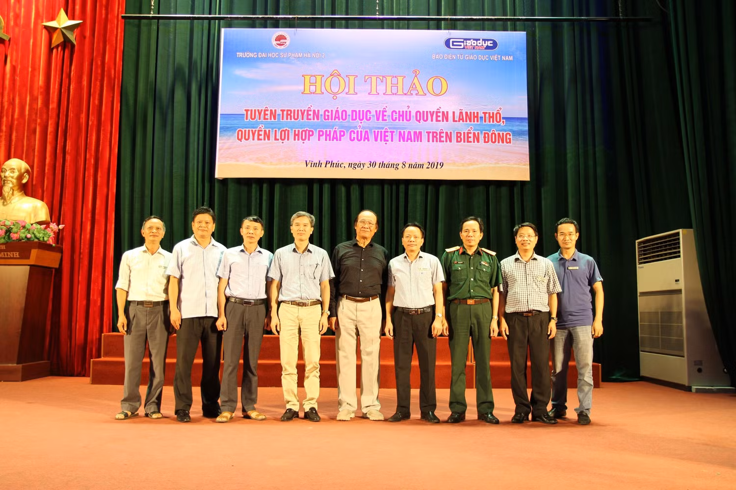 Cán bộ, giảng viên Trường Đại học Sư phạm Hà Nội 2 chụp ảnh kỷ niệm với diễn giả Tiến sĩ Trần Công Trục. Ảnh: Vũ Phương.