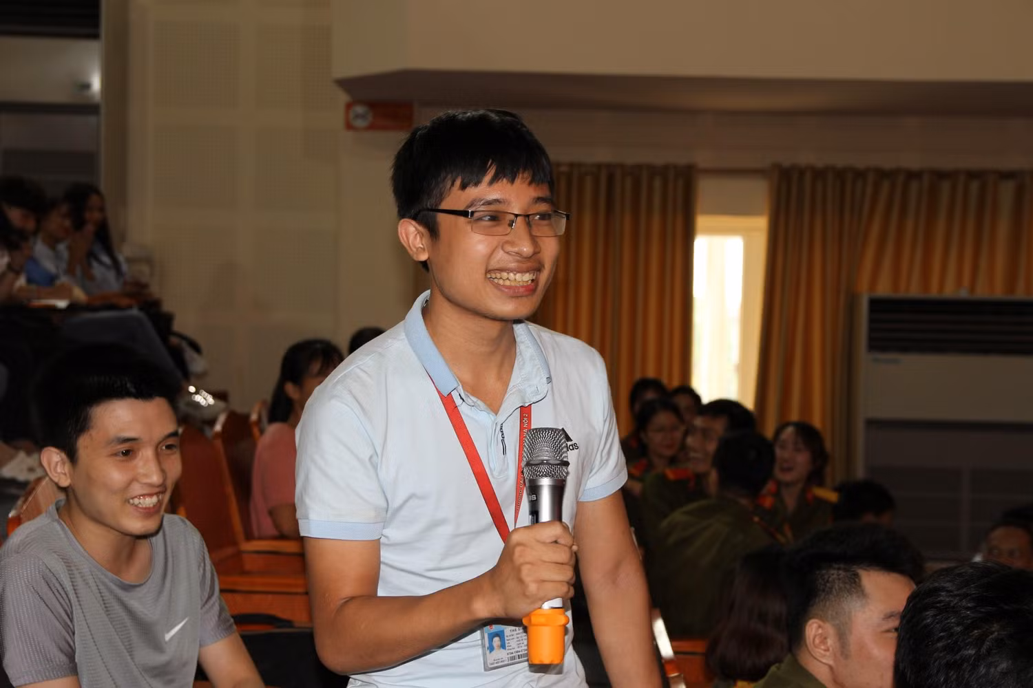 Em Nguyễn Văn Hiếu, K42, Ngành sư phạm Lịch sử thỏa mãn với câu trả lời của diễn giả Trần Công Trục về vấn đề làm sao để không bị bẫy pháp lý. Ảnh: Vũ Phương.