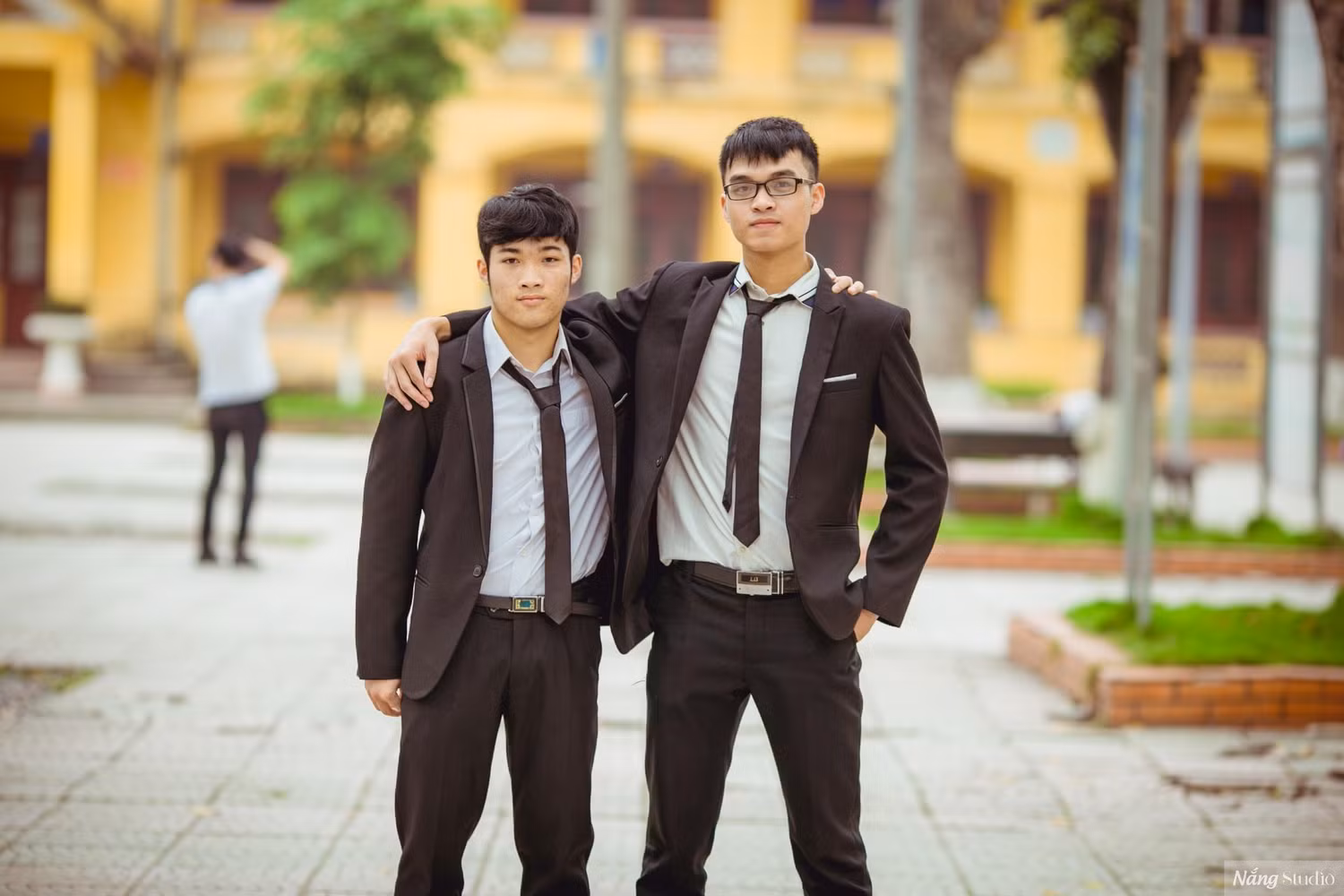Trong lớp Vũ Quốc Phong (bên phải) làm lớp trưởng được bạn bè nể vì thành thích học tập xuất sắc, biết gắn kết, tạo động lực để các thành viên trong lớp vươn lên trong học tập. Ảnh: NVCC. Trong lớp Vũ Quốc Phong (bên phải) làm lớp trưởng được bạn bè nể vì thành thích học tập xuất sắc, biết gắn kết, tạo động lực để các thành viên trong lớp vươn lên trong học tập. Ảnh: NVCC.