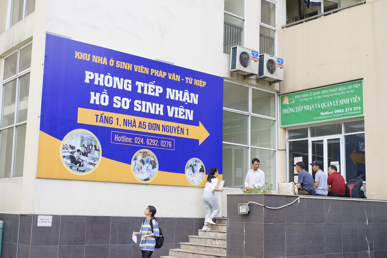 Ngoài đội ngũ tình nguyện viên tận tình giúp đỡ, nhiều biển bảng hướng dẫn để phụ huynh, sinh viên làm thủ tục đăng ký ở trọ nhanh và thuận tiện nhất. Ngoài đội ngũ tình nguyện viên tận tình giúp đỡ, nhiều biển bảng hướng dẫn để phụ huynh, sinh viên làm thủ tục đăng ký ở trọ nhanh và thuận tiện nhất.