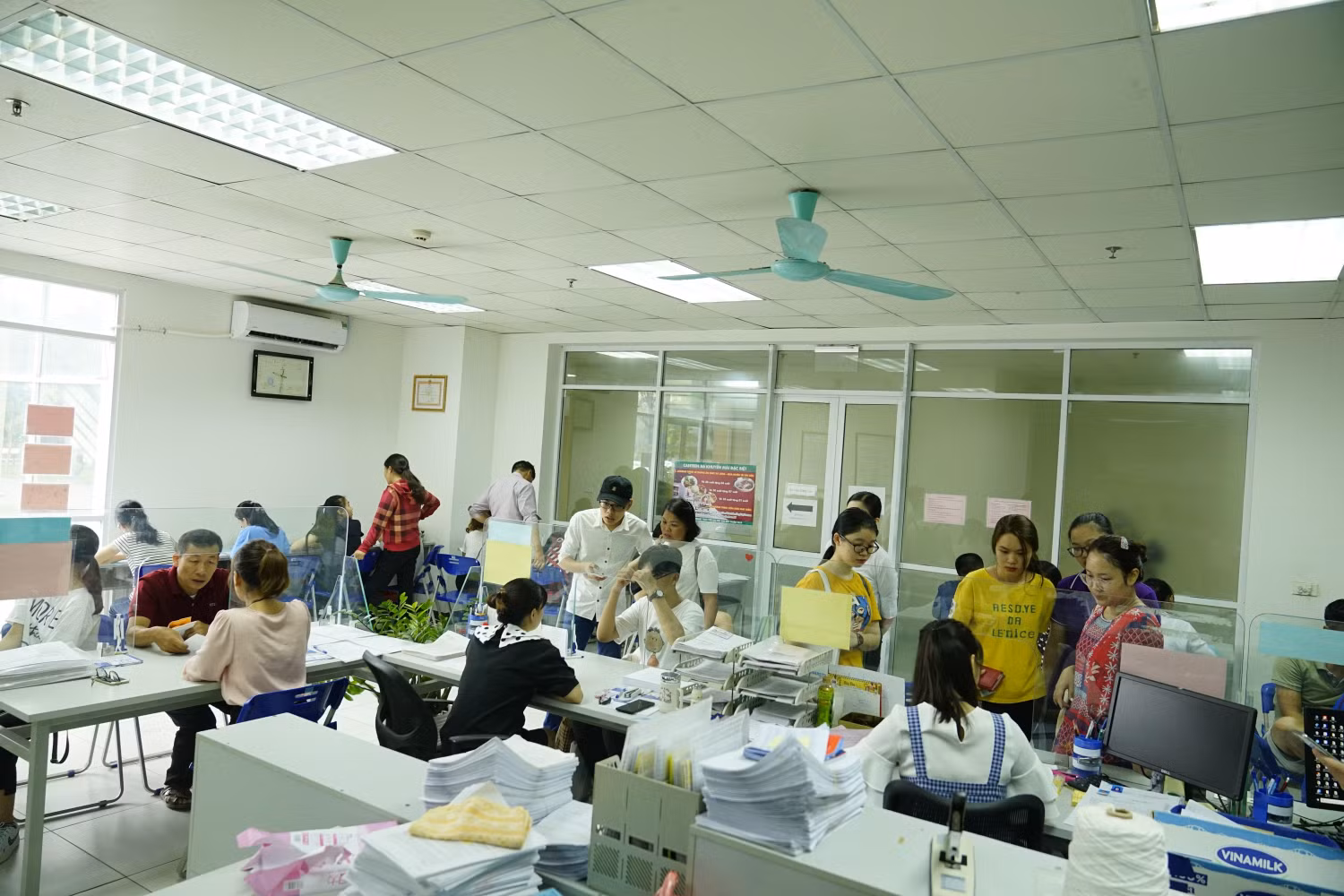 Không khí trong phòng đăng ký ở ký túc xá của các bạn sinh viên năm đầu rất tấp nập, nhộn nhịp. Không khí trong phòng đăng ký ở ký túc xá của các bạn sinh viên năm đầu rất tấp nập, nhộn nhịp.