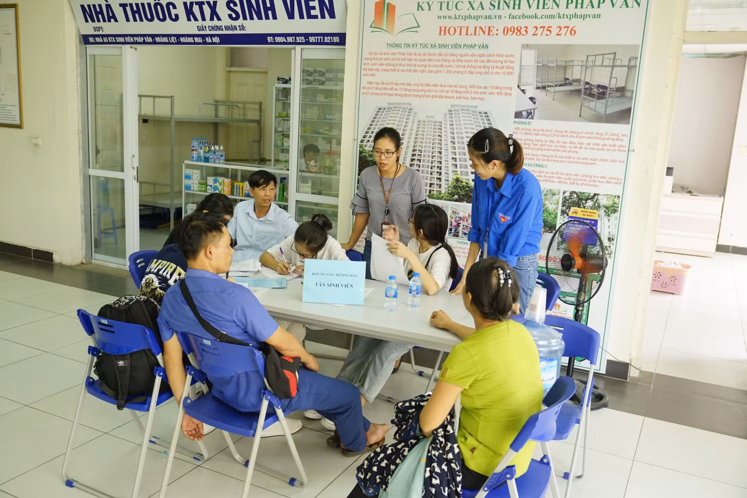 Những thắc mắc của phụ huynh đưa con đến đăng ký ở Ký túc xá Pháp Vân - Tứ Hiệp được đội ngũ nhân viên, tình nguyện viên chia sẻ, cung cấp thông tin rất chi tiết. Những thắc mắc của phụ huynh đưa con đến đăng ký ở Ký túc xá Pháp Vân - Tứ Hiệp được đội ngũ nhân viên, tình nguyện viên chia sẻ, cung cấp thông tin rất chi tiết.