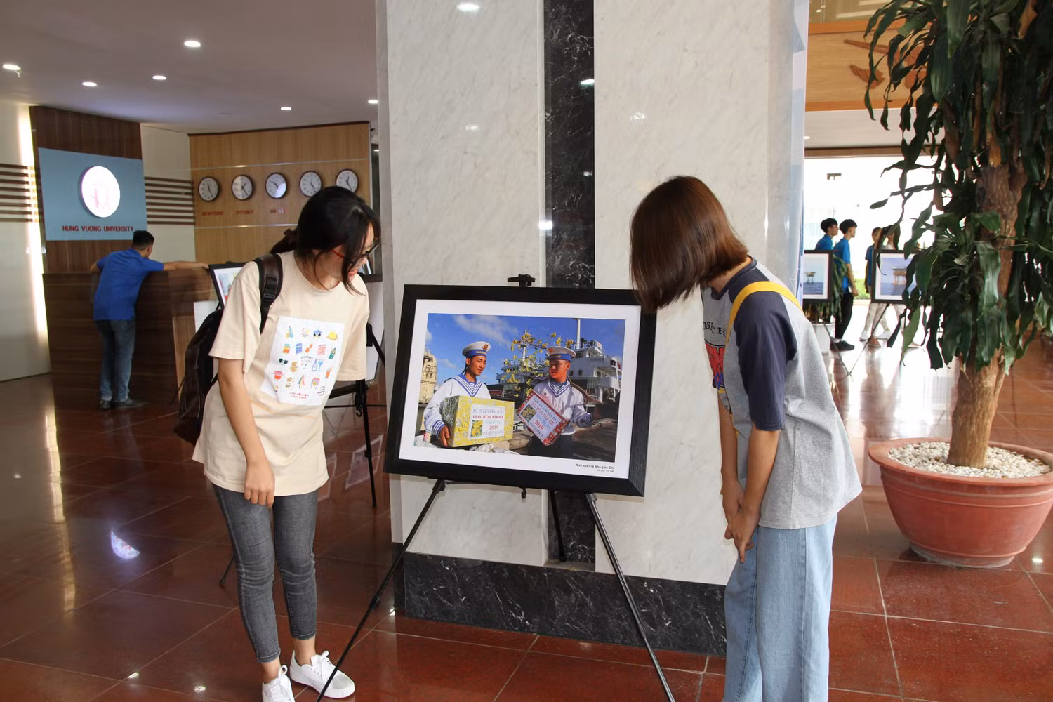 Những hình ảnh người lính đảo luôn nằm trong tim nhiều nữ sinh, hình ảnh các anh thật đẹp, dũng cảm, cảm ơn các anh đã ngày đêm canh giữ, bảo vệ chủ quyền lãnh thổ, biên giới quốc gia. Ảnh: Vũ Phương.