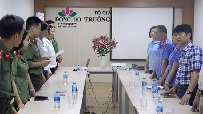 Cơ quan an ninh điều tra Bộ Công An tống đạt quyết định khởi tố các bị can đối với ông Dương Văn Hòa, Hiệu trưởng Trường Đại học Đông Đô. Ảnh: Báo CAND. Cơ quan an ninh điều tra Bộ Công An tống đạt quyết định khởi tố các bị can đối với ông Dương Văn Hòa, Hiệu trưởng Trường Đại học Đông Đô. Ảnh: Báo CAND.