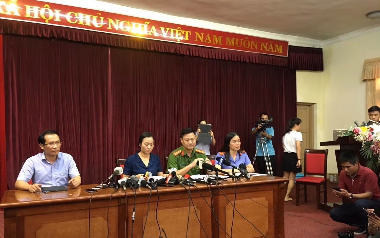 Đại diện cơ quan chức năng trả lời trong buổi họp báo về vụ việc cháu L. tử vong do bị bỏ quên trên xe đưa đón con. Ảnh: Vũ Phương.