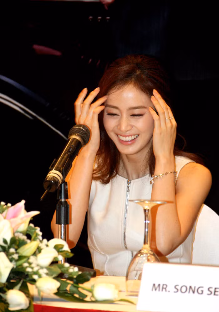 Cả hai cùng giới thiệu về bộ phim truyền hình hợp tác My Princess (Nàng công chúa của tôi), sẽ được phát sóng trên kênh SCTV17 từ ngày 14/1. Lúc đầu trả lời báo chí, Kim Tae Hee hơi bối rối một chút, nhưng sau đó, cô nhanh chóng lấy lại sự tự tin của mình. Ngắm thêm: Kim Tae Hee lúc nóng bỏng khi xinh như thiên thần / Song Seung nam tính, ấn tượng Cả hai cùng giới thiệu về bộ phim truyền hình hợp tác My Princess (Nàng công chúa của tôi), sẽ được phát sóng trên kênh SCTV17 từ ngày 14/1. Lúc đầu trả lời báo chí, Kim Tae Hee hơi bối rối một chút, nhưng sau đó, cô nhanh chóng lấy lại sự tự tin của mình. Ngắm thêm: Kim Tae Hee lúc nóng bỏng khi xinh như thiên thần / Song Seung nam tính, ấn tượng