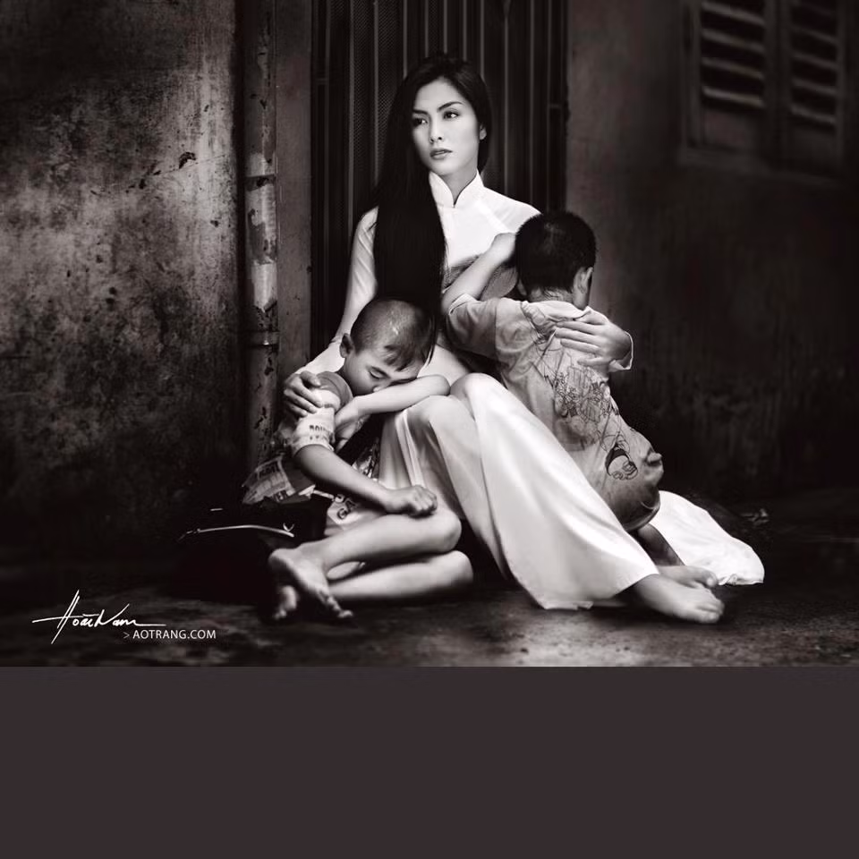 ...Tôi mời Tăng Thanh Hà thể hiện những ý tưởng trong bộ lịch này, không phải vì em là một người mẫu, diễn viên tài sắc, mà vì tôi tìm thấy sự cộng hưởng về cảm xúc từ em - người đã miệt mài với những công việc thiện nguyện thầm lặng của mình chắp cánh cho nhiều ước mơ được bay xa và trở thành hiện thực".