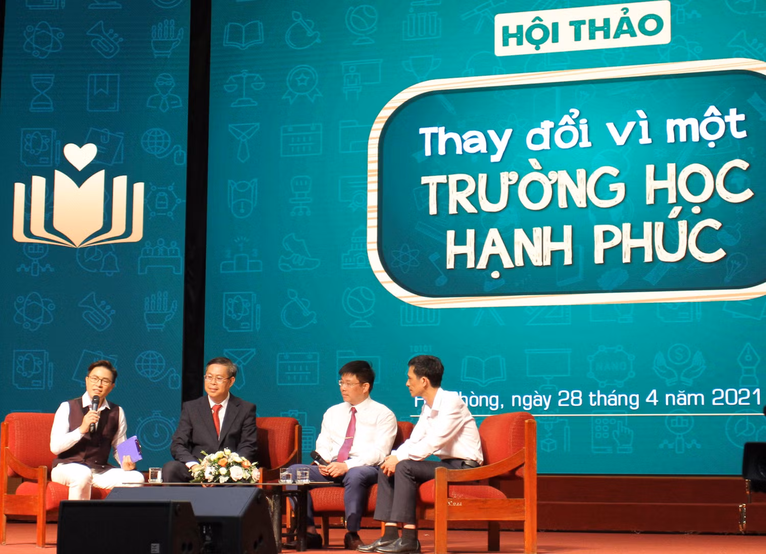 Hội thảo được tổ chức nhằm trang bị kiến thức về trường học hạnh phúc cho giáo viên, lãnh đạo các nhà trường ở Hải Phòng (Ảnh: Lã Tiến)
