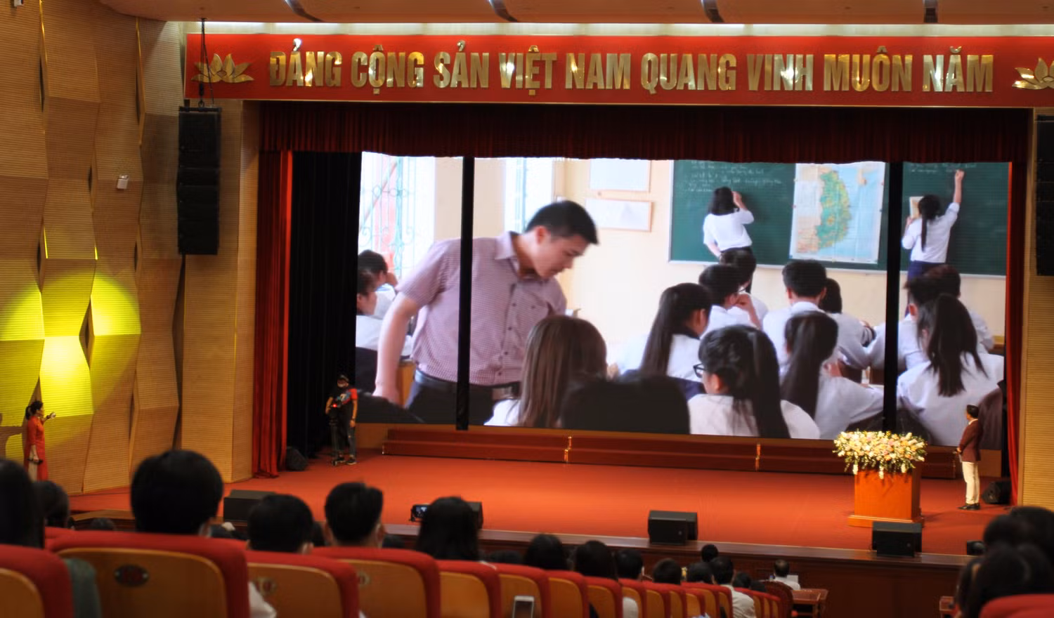 Cô Trần Thị Lệ Thu chia sẻ những câu chuyện, tấm gương thầy cô giáo dũng cảm thay đổi để mang lại hạnh phúc cho bản thân, cho học sinh (Ảnh: Lã Tiến)