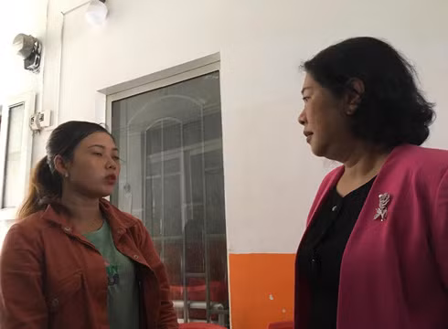 Bà Bùi Thị Diễm Thu trò chuyện với một cô giáo của nhóm trẻ Ánh Sao Vàng (ảnh: P.L)