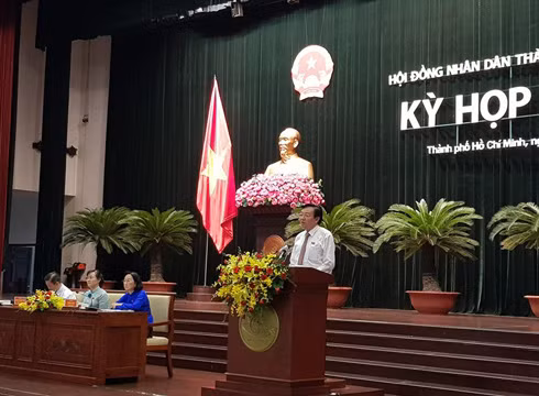 Giám đốc Sở Giáo dục và Đào tạo Thành phố Hồ Chí Minh Lê Hồng Sơn phát biểu tại kỳ họp (ảnh: P.L)