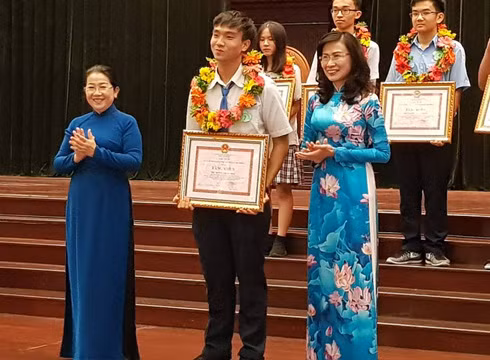 Phó Bí thư Thành ủy Thành phố Hồ Chí Minh - bà Võ Thị Dung (trái) trao bằng khen cho học sinh giỏi (ảnh: P.L)