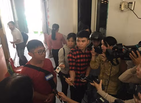 Đại diện nhóm trẻ Ánh Sao Vàng trao đổi thông tin với báo giới về vụ bé gái bị tát liên tục (ảnh: P.L)