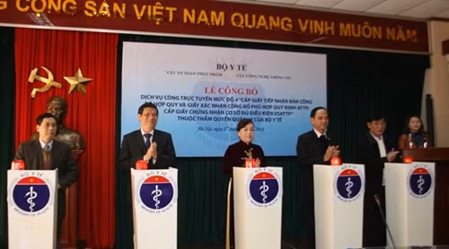 Bộ trưởng Bộ Y tế Nguyễn Thị Kim Tiến bấm nút khai trương Dịch vụ công trực tuyến cấp độ 4. Bộ trưởng Bộ Y tế Nguyễn Thị Kim Tiến bấm nút khai trương Dịch vụ công trực tuyến cấp độ 4.