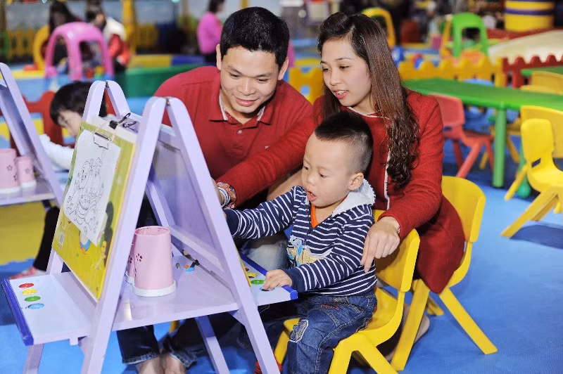 Với lối kiến trúc độc đáo, màu sắc, ngay từ cửa các bé sẽ bị thu hút và háo hức với thế giới sắc màu…