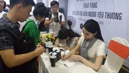 Hoạt động tặng sách trong Tủ sách đổi đời của Trung Nguyên luôn thu hút đông đảo các bạn trẻ.