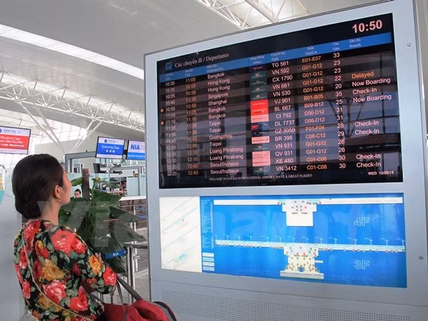 Hành khách xem hệ thống bảng điện tử chuyến bay tại sân bay Nội Bài. (Ảnh: Việt Hùng/Vietnam+) Hành khách xem hệ thống bảng điện tử chuyến bay tại sân bay Nội Bài. (Ảnh: Việt Hùng/Vietnam+)