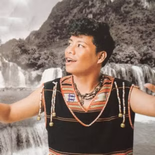 Chàng ca sĩ của núi rừng luôn mong mỏi quê hương thoát nghèo, giàu đẹp. Chàng ca sĩ của núi rừng luôn mong mỏi quê hương thoát nghèo, giàu đẹp.