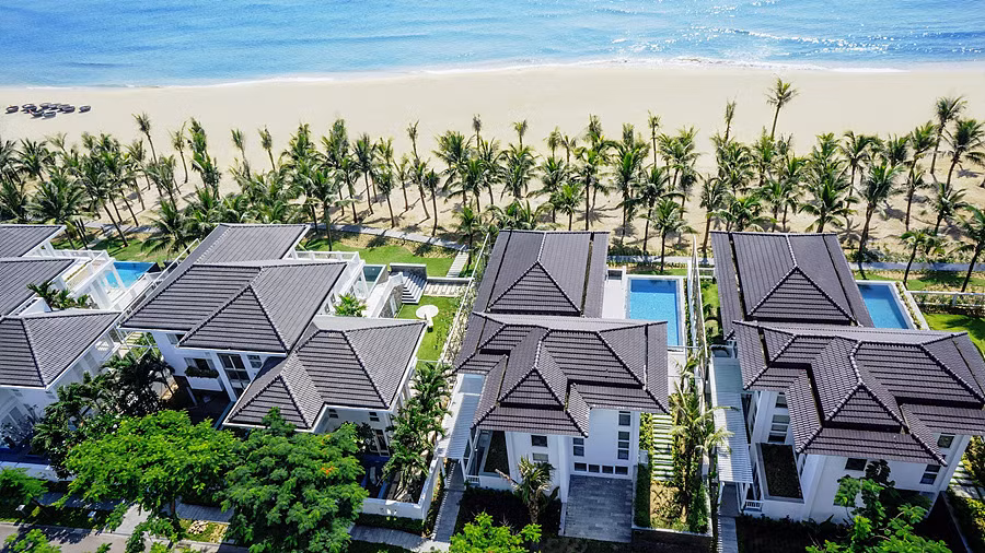 Trải rộng trên diện tích 15ha, Premier Village Đà Nẵng Resort là quần thể gồm 118 ngôi biệt thự ven biển đẳng cấp mang đường nét kiến trúc độc đáo, hiện đại.