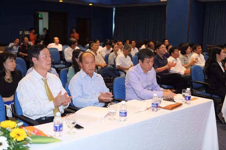 Tham dự đại hội. ông Phùng Ngọc Khánh, Cục trưởng Cục Quản lý - Giám sát Bảo hiểm, Hiệp hội Bảo hiểm Việt Nam (ngoài cùng bên phải) và ông Phùng Đắc Lộc – Tổng thư ký Hiệp hội bảo hiểm Việt Nam (ngoài cùng tay trái) đánh giá cao kết quả đạt được của VASS. Tham dự đại hội. ông Phùng Ngọc Khánh, Cục trưởng Cục Quản lý - Giám sát Bảo hiểm, Hiệp hội Bảo hiểm Việt Nam (ngoài cùng bên phải) và ông Phùng Đắc Lộc – Tổng thư ký Hiệp hội bảo hiểm Việt Nam (ngoài cùng tay trái) đánh giá cao kết quả đạt được của VASS.