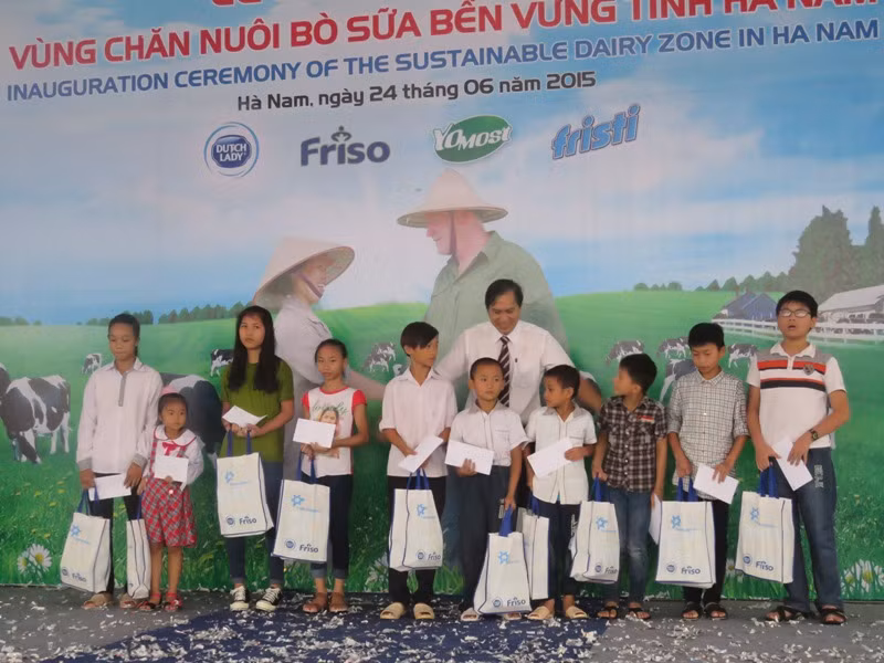 Ông Trần Quốc Huân – Phó Tổng giám đốc Công ty FrieslandCampina Việt Nam trao học bổng trong quỹ khuyến học Đèn Đom đóm cho con em các nông dân chăn nuôi bò sữa xã Mộc Bắc. Ông Trần Quốc Huân – Phó Tổng giám đốc Công ty FrieslandCampina Việt Nam trao học bổng trong quỹ khuyến học Đèn Đom đóm cho con em các nông dân chăn nuôi bò sữa xã Mộc Bắc.