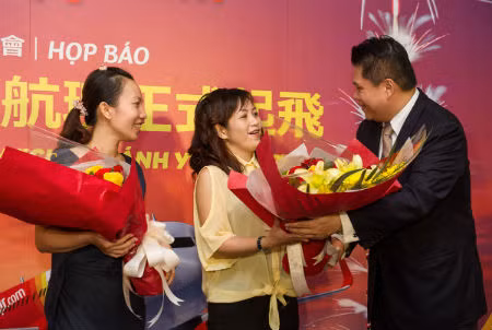 Hành khách Cao Yến Vi nhận quà từ đại diện hãng hàng không Vietjet