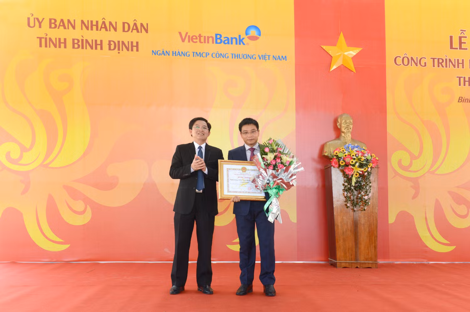 UBND tỉnh Bình Định tặng Bằng khen cho tập thể VietinBank.
