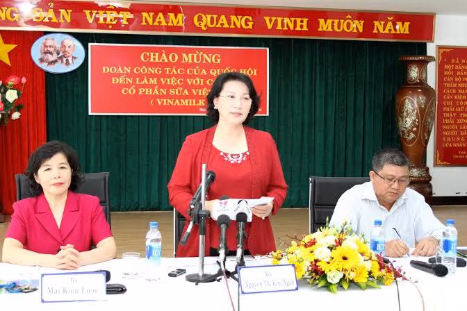 Bà Nguyễn Thị Kim Ngân, Ủy viên Bộ Chính trị - Phó Chủ tịch Quốc hội phát biểu tại buổi làm việc tại trụ sở làm việc của Công ty Cổ phần sữa Việt Nam (Vinamilk).