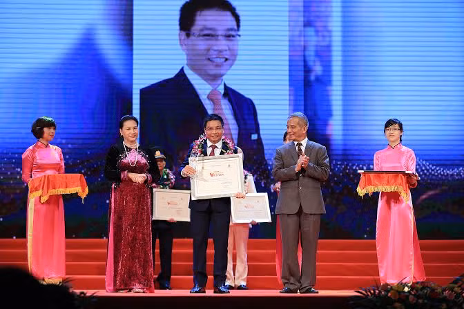 Chủ tịch HĐQT VietinBank được tôn vinh trong chương trình “Vinh quang Việt Nam lần thứ XII - năm 2015”. Ảnh: Hải Nguyễn. Chủ tịch HĐQT VietinBank được tôn vinh trong chương trình “Vinh quang Việt Nam lần thứ XII - năm 2015”. Ảnh: Hải Nguyễn.
