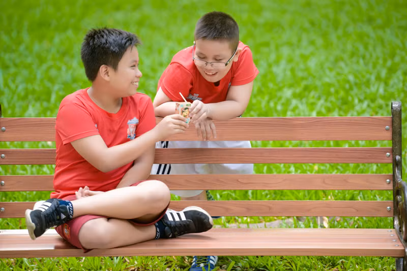 Hướng dẫn bé làm quen với thể thao sớm nhất có thể để bé được phát triển toàn diện.