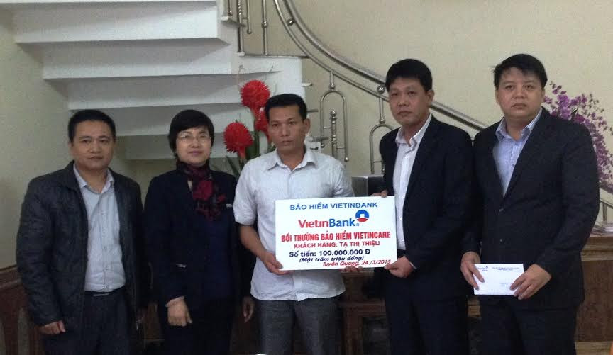 Đại diện VBI trao 100 triệu đồng tiền bảo hiểm cho gia đình khách hàng. Đại diện VBI trao 100 triệu đồng tiền bảo hiểm cho gia đình khách hàng.