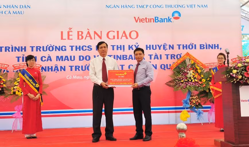 Chủ tịch HĐQT VietinBank Nguyễn Văn Thắng trao tài trợ 13 tỷ 850 đồng cho đại diện tỉnh Cà Mau