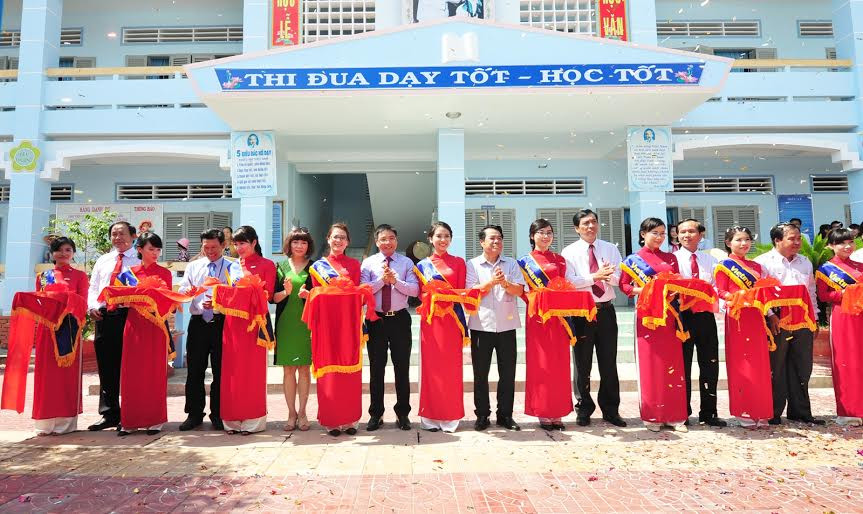 Lễ cắt băng khánh thành bàn giao trường THCS Hồ Thị Kỷ Lễ cắt băng khánh thành bàn giao trường THCS Hồ Thị Kỷ