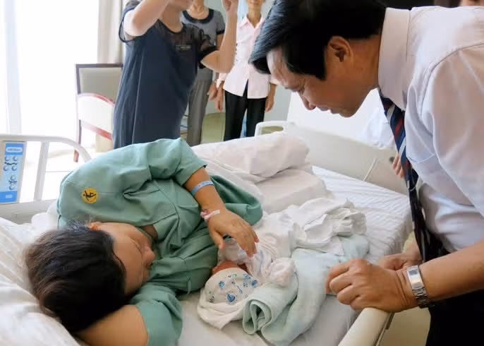 GS.TS Nguyễn Thanh Liêm – Giám đốc Bệnh viện Đa khoa Quốc tế Vinmec tới thăm hỏi và chia vui cùng gia đình chị Huệ. GS.TS Nguyễn Thanh Liêm – Giám đốc Bệnh viện Đa khoa Quốc tế Vinmec tới thăm hỏi và chia vui cùng gia đình chị Huệ.