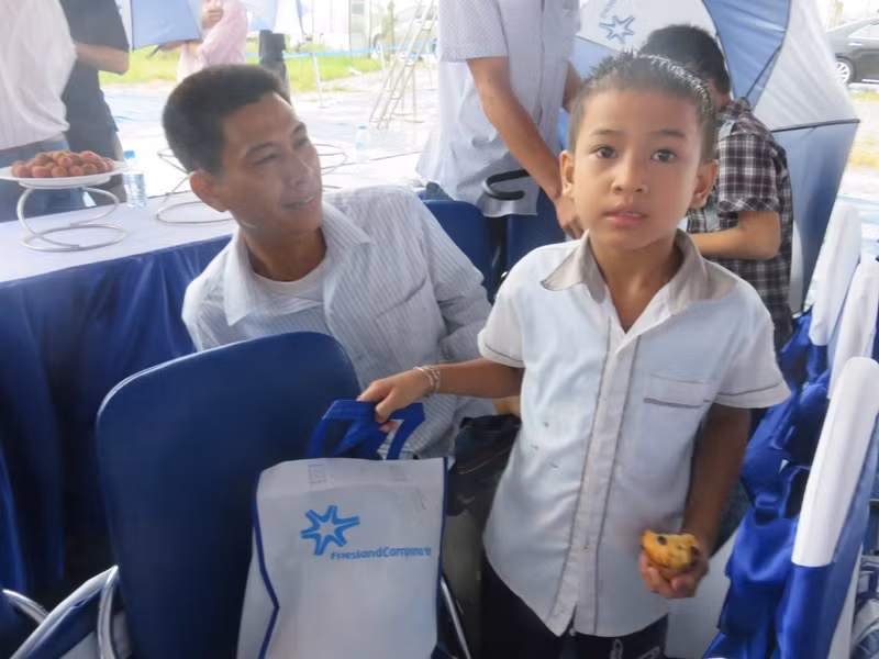 Niềm vui nhận quà tặng và học bổng từ FrieslandCampina của hai bố con anh Vũ Văn Vinh. Niềm vui nhận quà tặng và học bổng từ FrieslandCampina của hai bố con anh Vũ Văn Vinh.