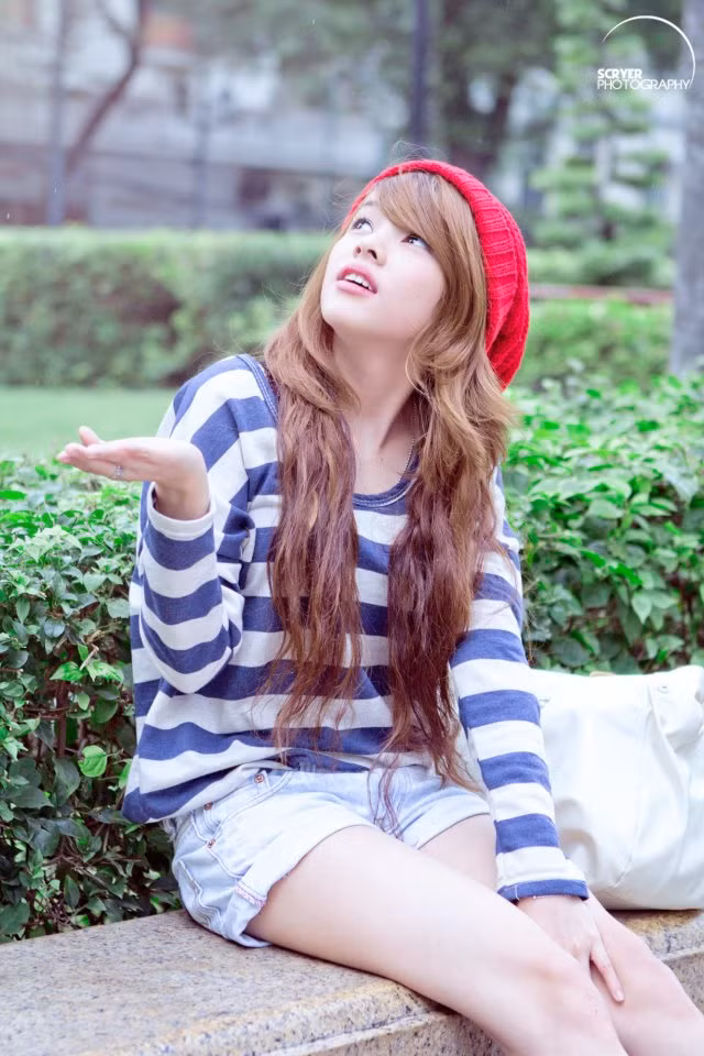 Tông áo kẻ và quần sooc trẻ trung dạo phố, kết hợp đôi giày cao khỏe khoắn càng tôn thêm vẻ cân đối trong từng khuôn hình. Xem thêm: Mỹ nhân facebook Việt: Bản sao của Tây Thi.
