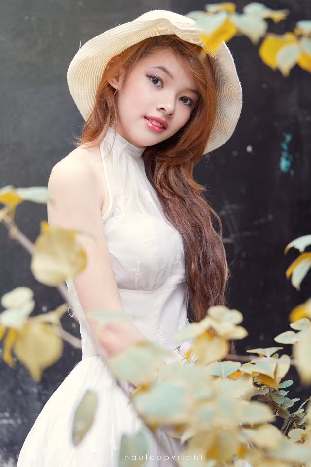 Dù còn rất trẻ nhưng Ngọc Phượng rất yêu thích thời trang, shopping những lúc thích thú, cô nàng xinh lung linh như một thiên thần, quyến rũ và đáng yêu Xem thêm: Mỹ nhân facebook Việt: Bản sao của Tây Thi.