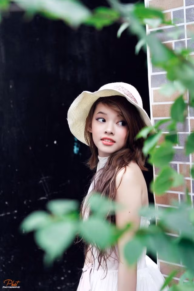 Quá cuốn hút với khuôn mặt baby, đáng yêu, đôi mắt trong veo, to tròn, sống mũi cao rất tây này đã làm chao đảo không biết bao nhiêu chàng trai. Xem thêm: Mỹ nhân facebook Việt: Bản sao của Tây Thi.